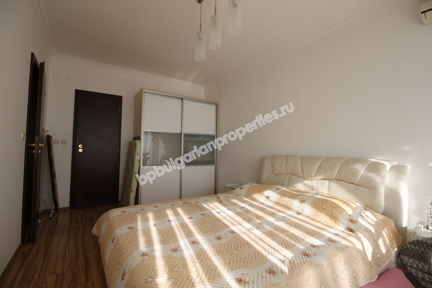 Three-room luxury apartment with direct sea view Three-room luxury apartment with direct sea view