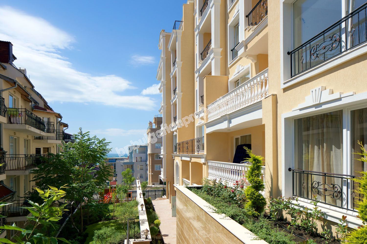Apartments for sale in a luxury complex close to the beach in the resort Sveti Vlas