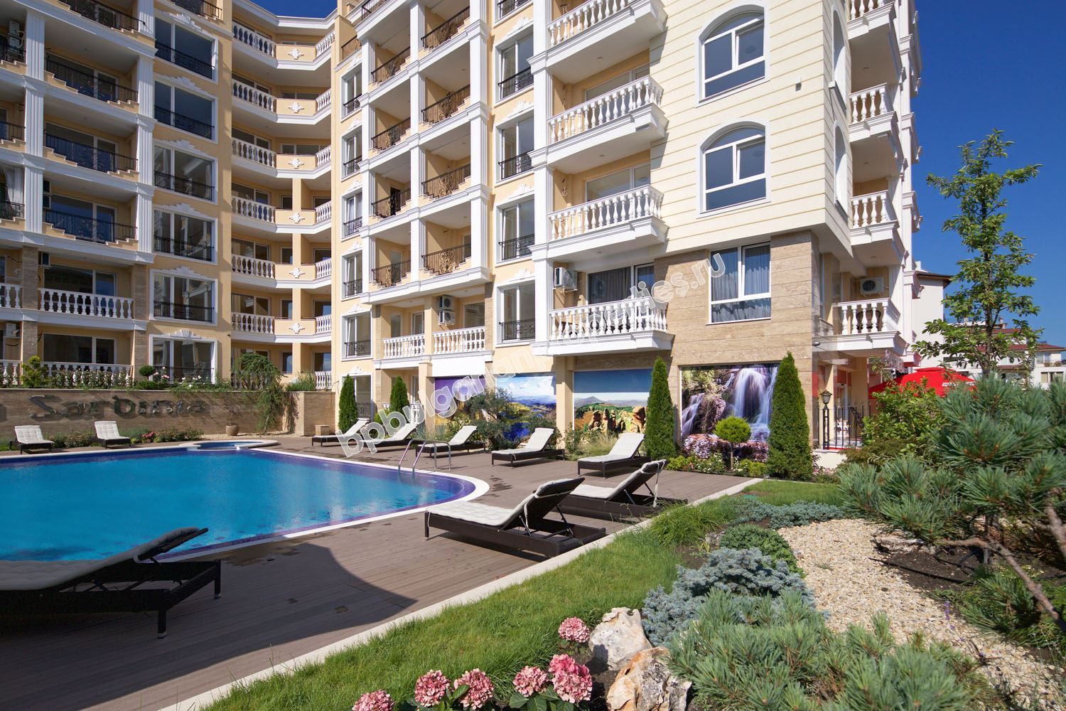 Apartments for sale in a luxury complex close to the beach in the resort Sveti Vlas