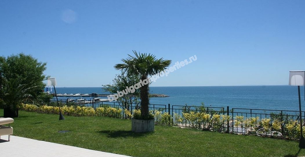 Beachfront apartment for sale in the resort Sveti Vlas