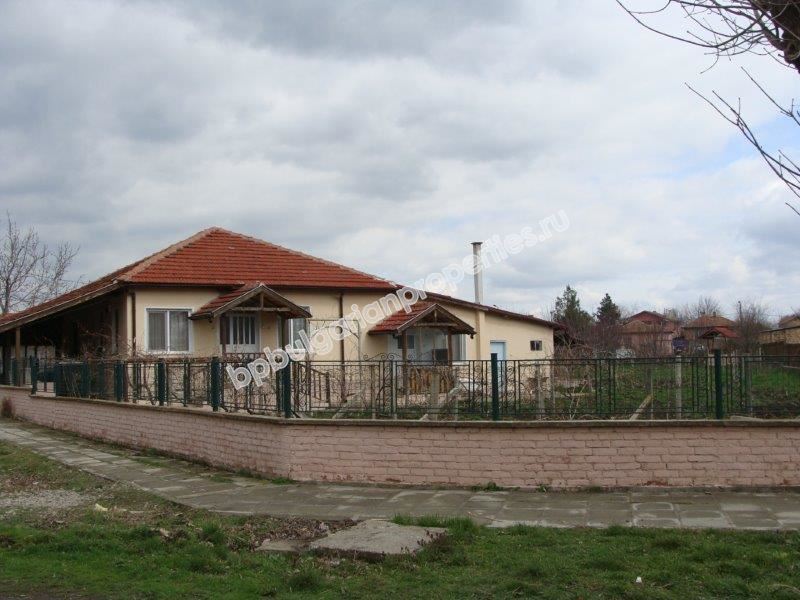 One-storey house with a big plot of land for sale in a village 25 km away from Bourgas