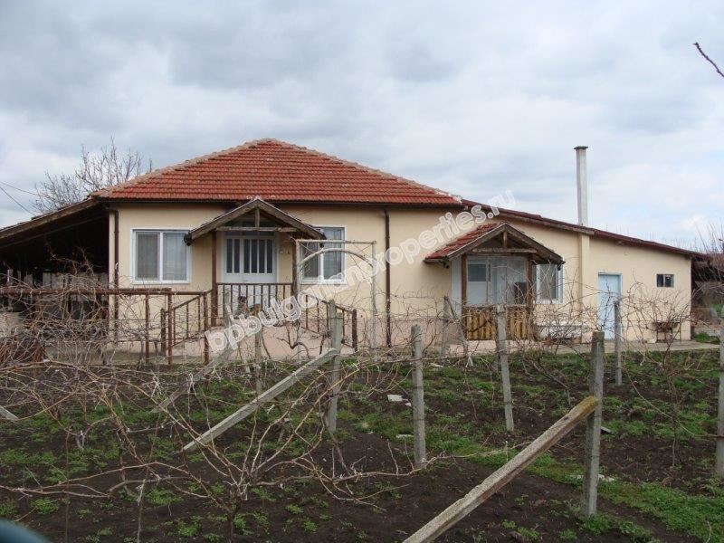 One-storey house with a big plot of land for sale in a village 25 km away from Bourgas