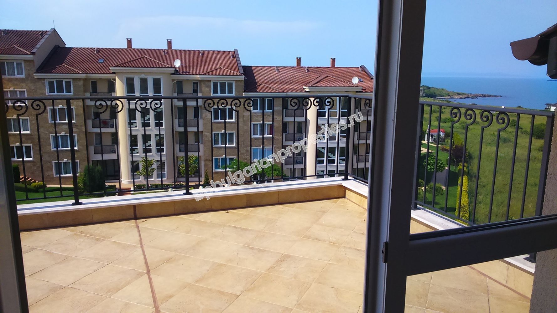 Luxury first line apartaments for sale in the resort Chernomorets Luxury first line apartaments for sale in the resort Chernomorets