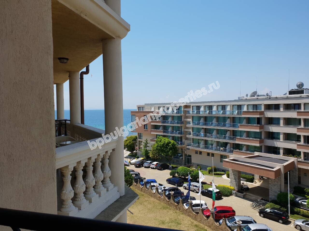 Luxury one-bedroom apartment with sea view for sale in the resort Elenite