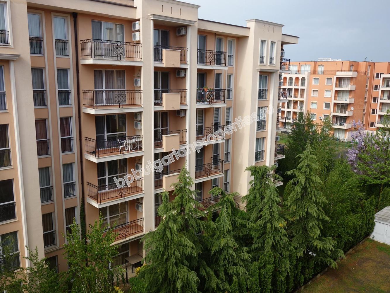 Cheap studio in a gated complex close to the beach in Sunny Beach