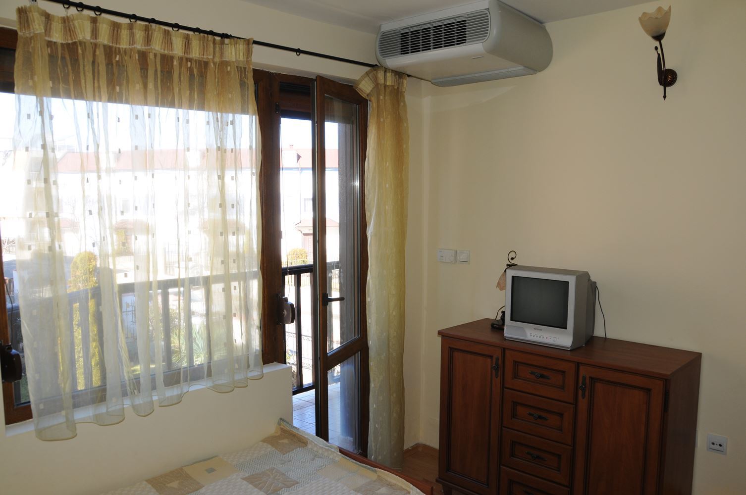 Three-storey furnished house in a complex with a swimming pool 50 meters from Paradise Bay, Sozopol