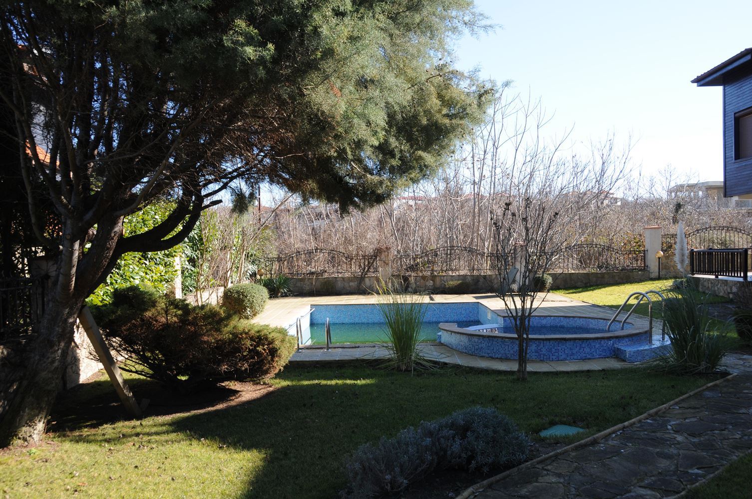 Three-storey furnished house in a complex with a swimming pool 50 meters from Paradise Bay, Sozopol