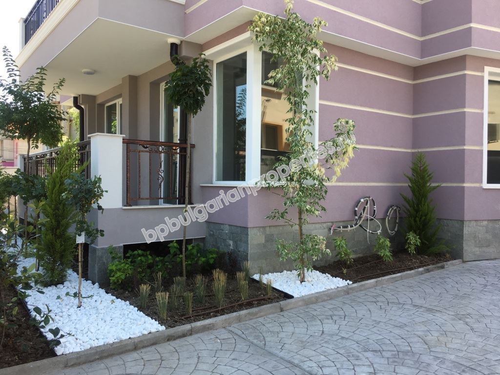 Housing by the sea in Bulgaria. Apartments in a new house with Act 16 in Ravda