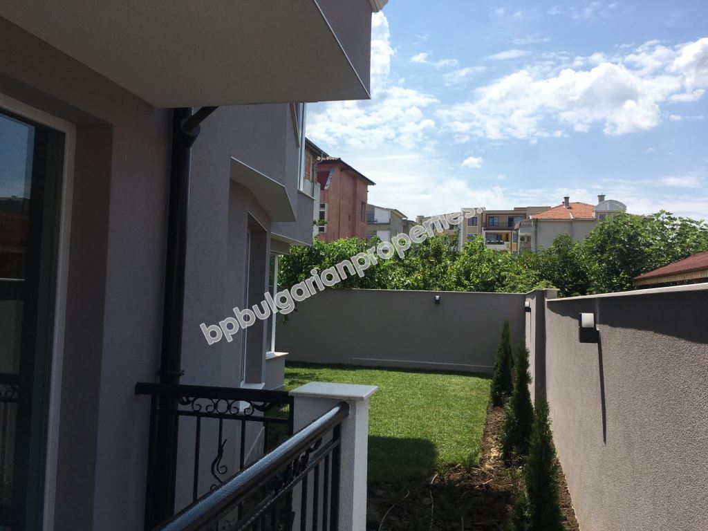 Housing by the sea in Bulgaria. Apartments in a new house with Act 16 in Ravda