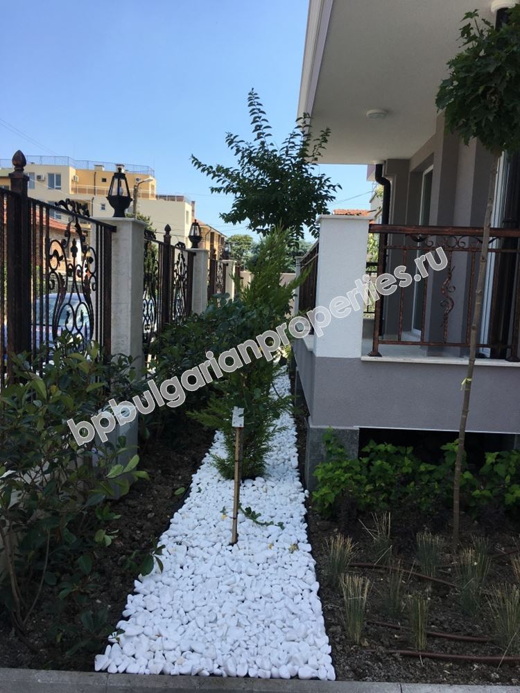 Housing by the sea in Bulgaria. Apartments in a new house with Act 16 in Ravda