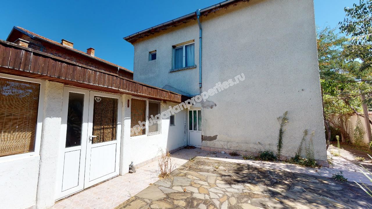 Two-storey house with three bedrooms and a swimming pool close to the city of Burgas and the sea