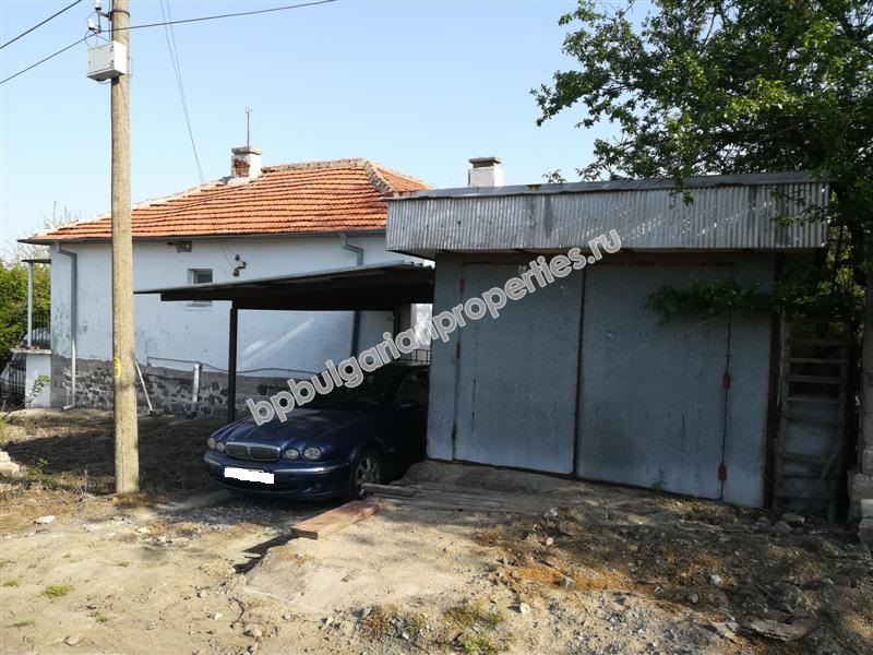 Traditional rural house with a plot 130 km from the sea