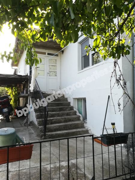 Traditional rural house with a plot 130 km from the sea