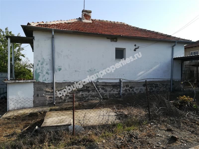 Traditional rural house with a plot 130 km from the sea