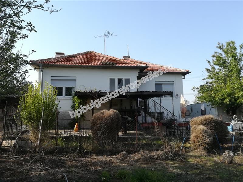 Traditional rural house with a plot 130 km from the sea
