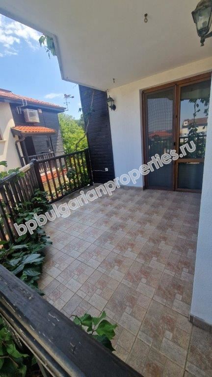 Three-story house in a gated complex for rent
