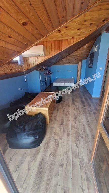 Three-story house in a gated complex for rent