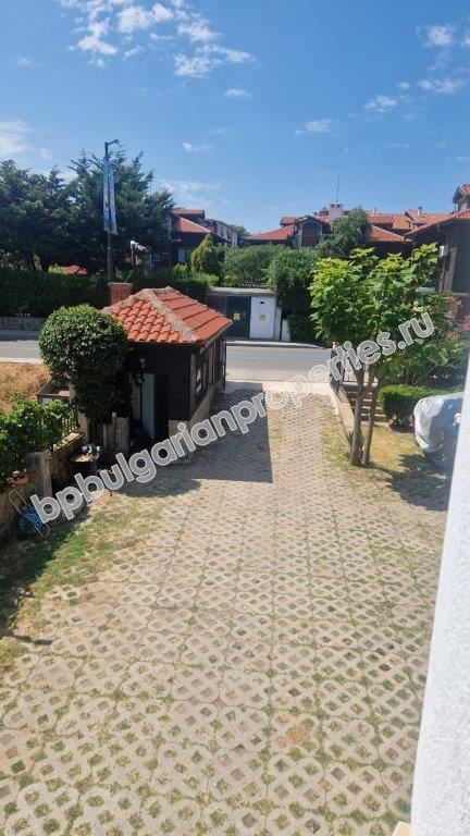 Three-story house in a gated complex for rent