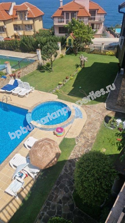 Three-story house in a gated complex for rent
