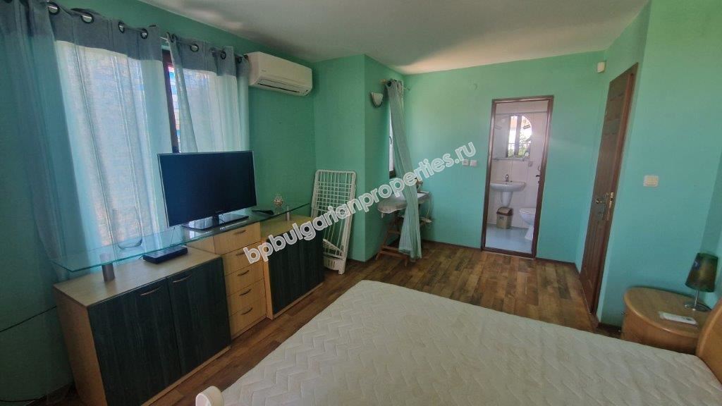 Three-story house in a gated complex for rent