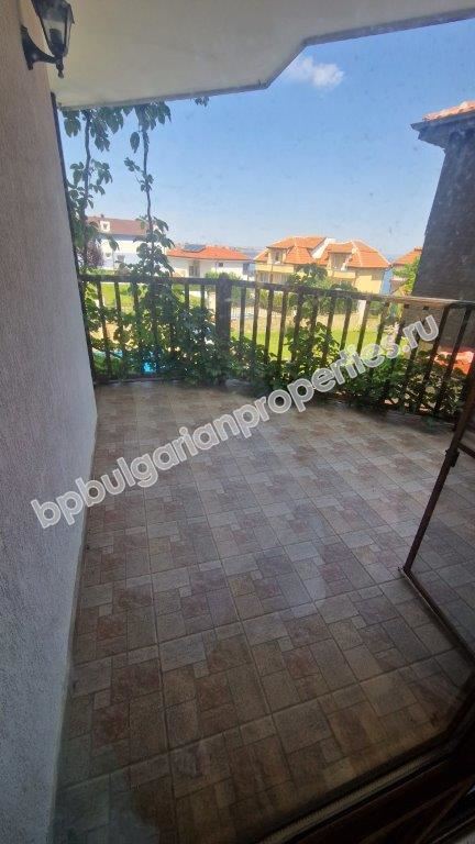 Three-story house in a gated complex for rent