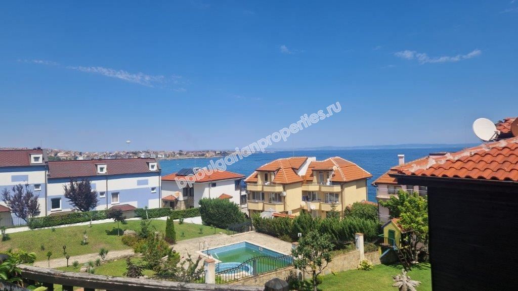 Three-story house in a gated complex for rent