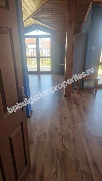 Three-story house in a gated complex for rent
