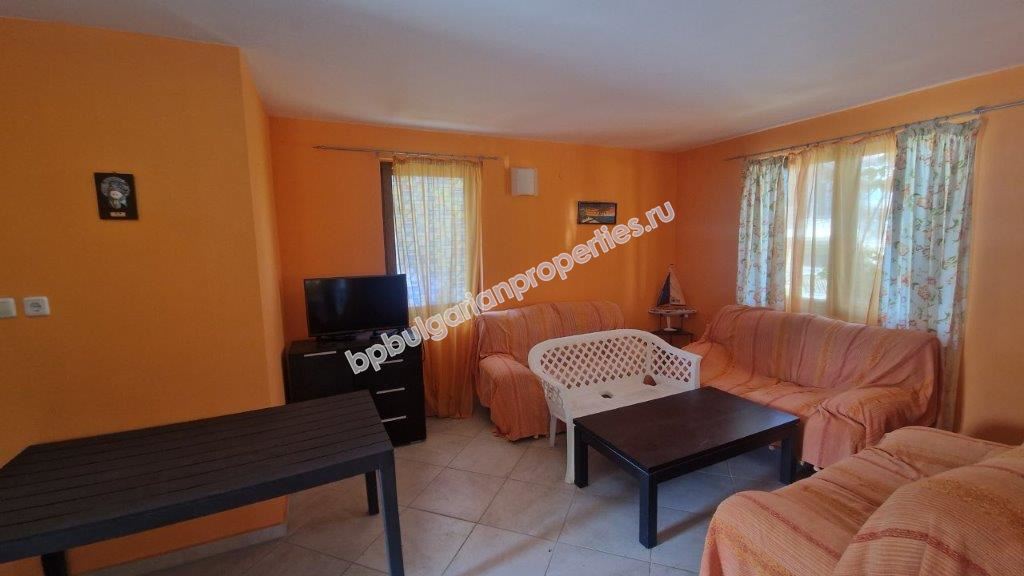 Three-story house in a gated complex for rent