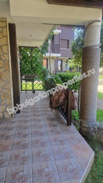 Three-story house in a gated complex for rent
