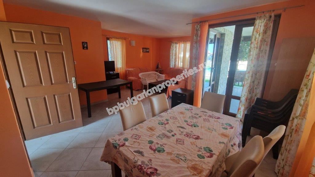 Three-story house in a gated complex for rent