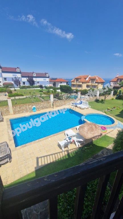Three-story house in a gated complex for rent