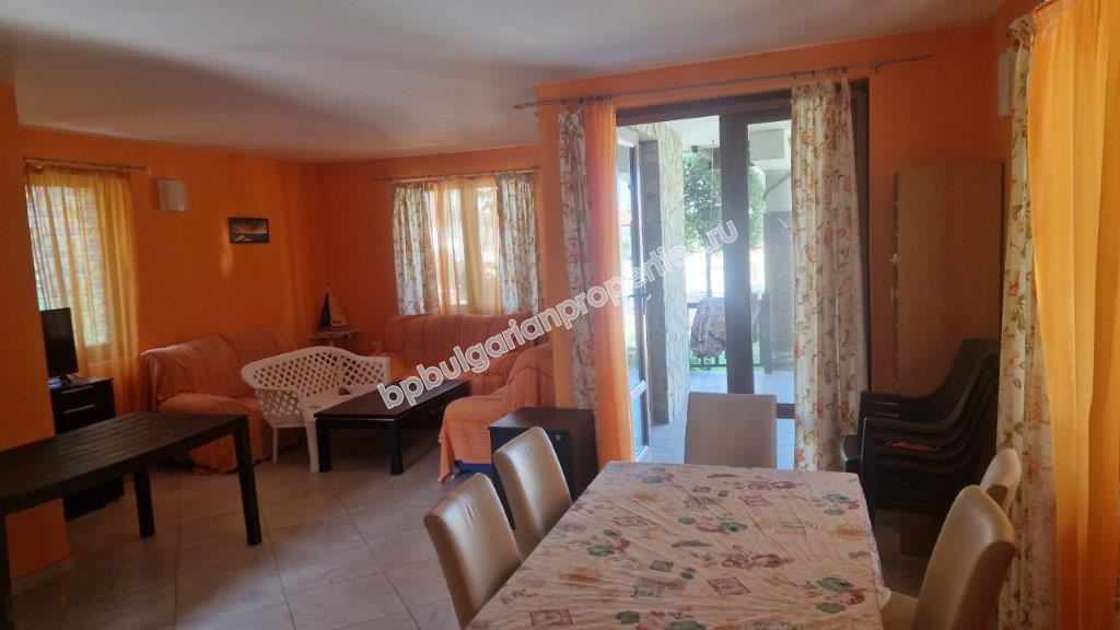 Three-story house in a gated complex for rent