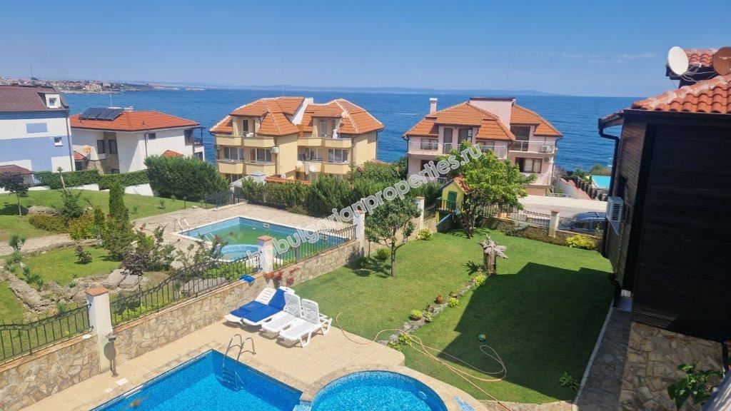 Three-story house in a gated complex for rent