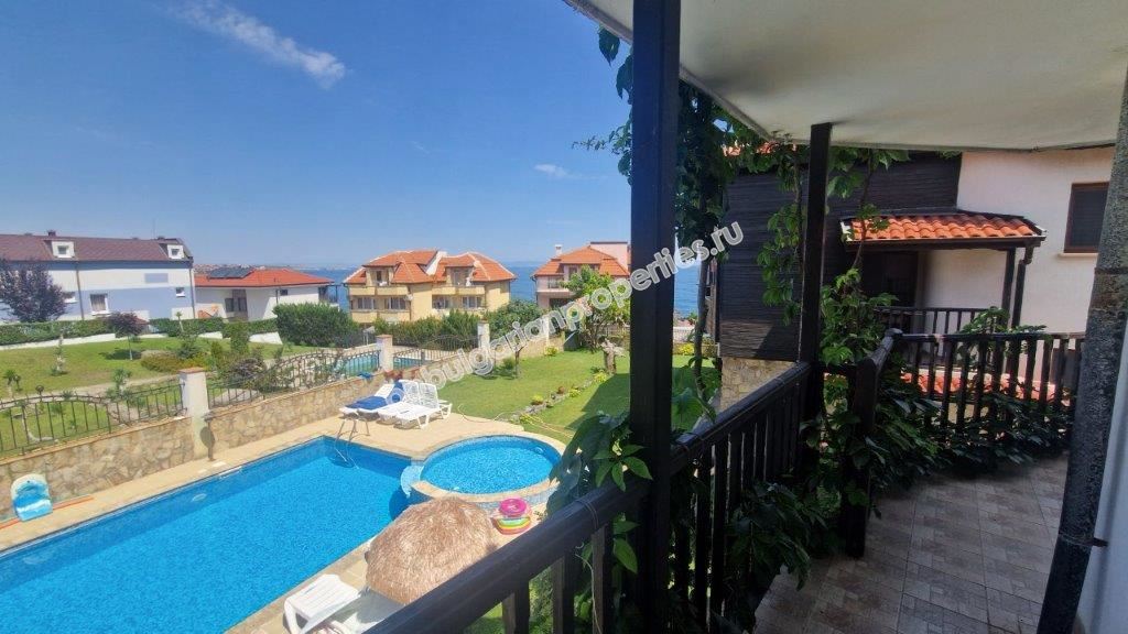 Three-story house in a gated complex for rent