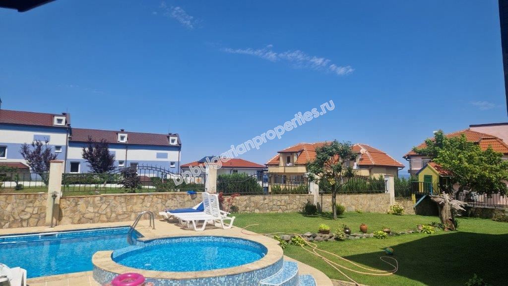 Three-story house in a gated complex for rent