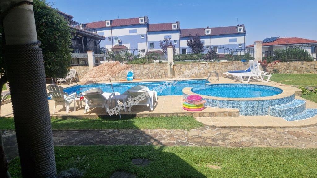 Three-story house in a gated complex for rent