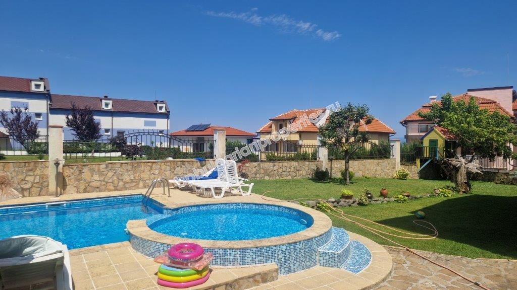 Three-story house in a gated complex for rent