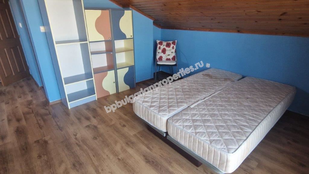 Three-story house in a gated complex for rent