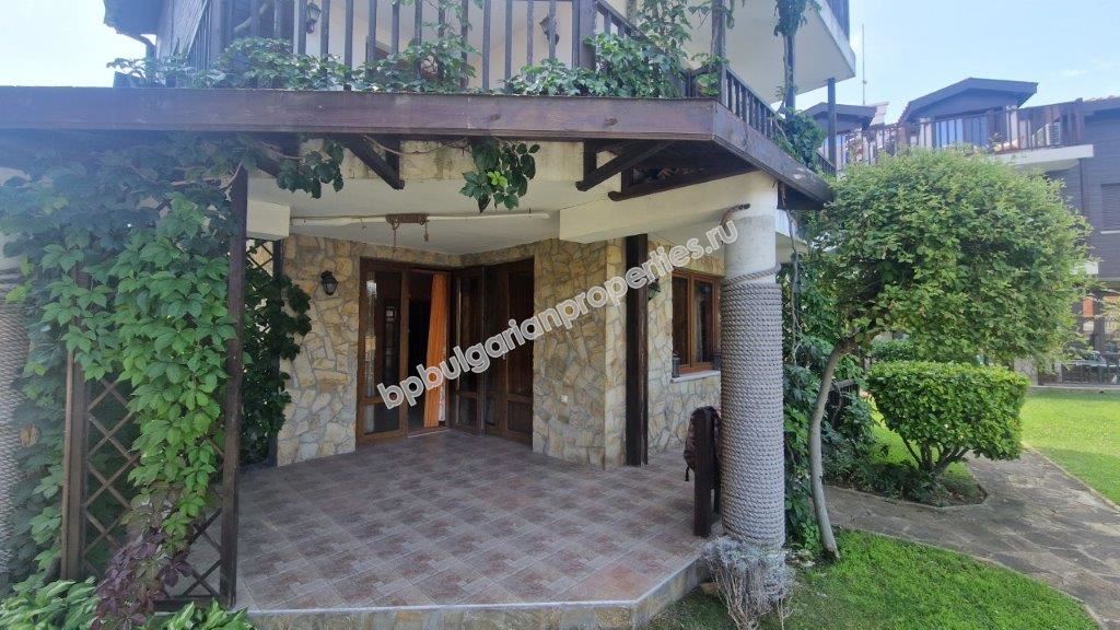 Three-story house in a gated complex for rent