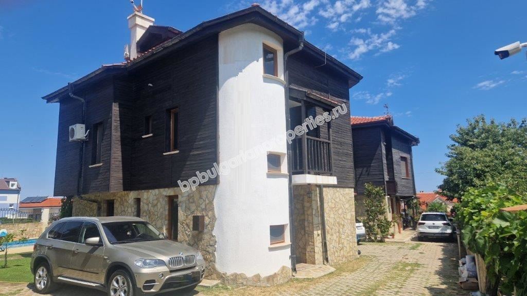 Three-story house in a gated complex for rent