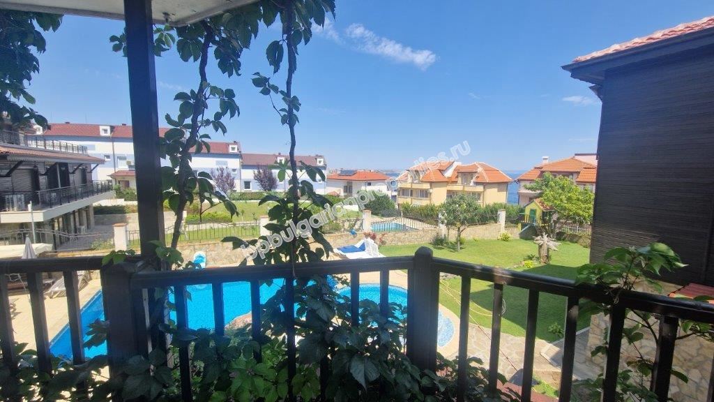 Three-story house in a gated complex for rent