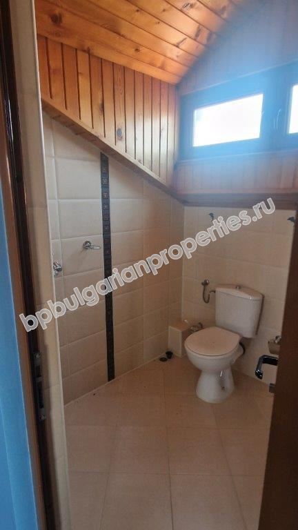 Three-story house in a gated complex for rent