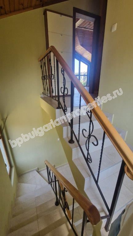 Three-story house in a gated complex for rent