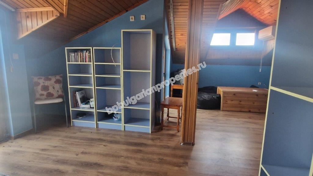 Three-story house in a gated complex for rent