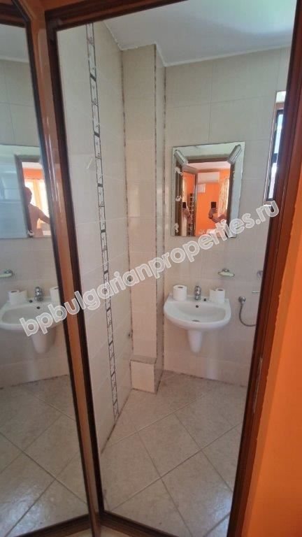 Three-story house in a gated complex for rent