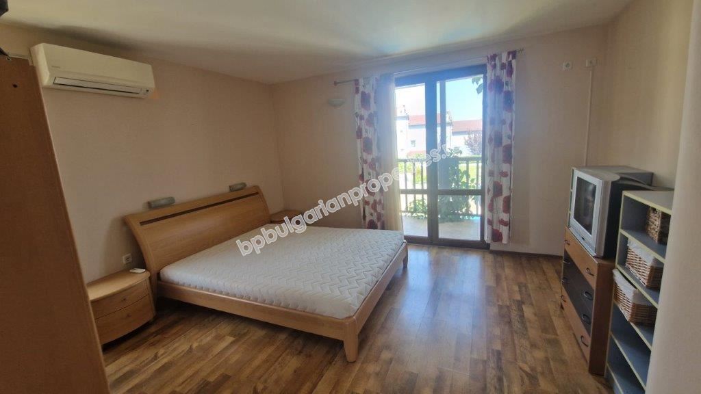 Three-story house in a gated complex for rent
