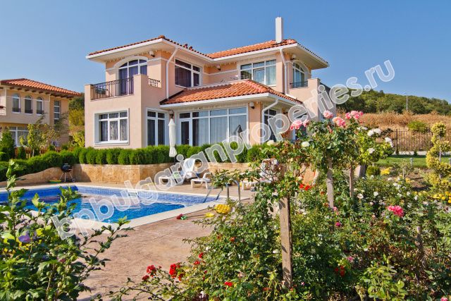 Luxury houses for sale in a village complex close to the sea in the resort Kosharitsa