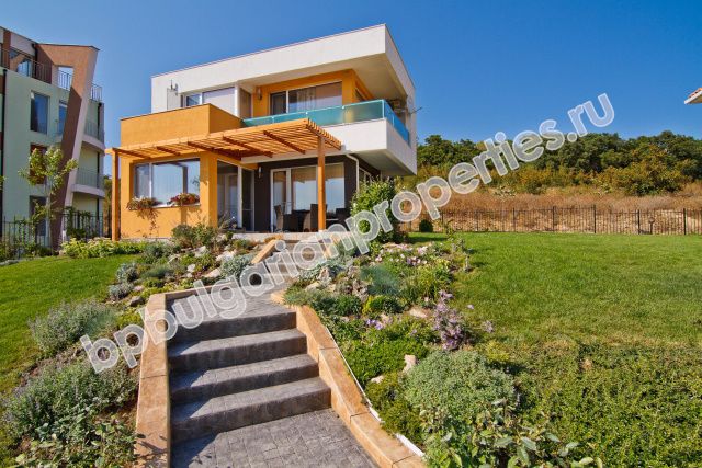 Luxury houses for sale in a village complex close to the sea in the resort Kosharitsa