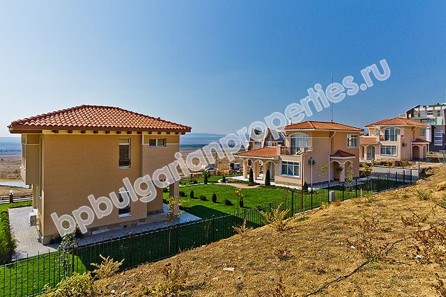 Luxury houses for sale in a village complex close to the sea in the resort Kosharitsa