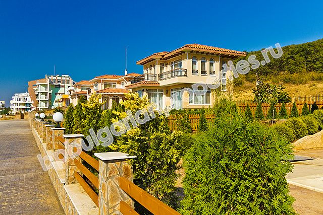 Luxury houses for sale in a village complex close to the sea in the resort Kosharitsa